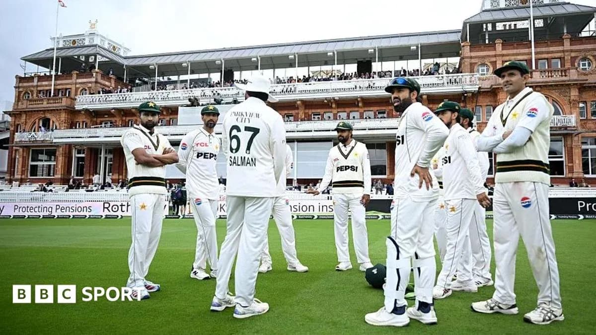Pakistan cricket team in discussion on the field Pakistan cricket team in discussion on the field