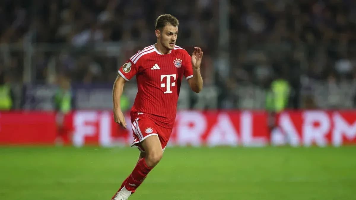 Bayern Munich player running during a match Bayern Munich player running during a match