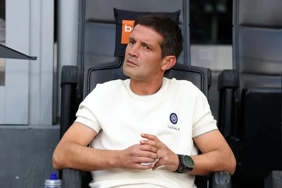 Coach sitting on bench during match observation Coach sitting on bench during match observation