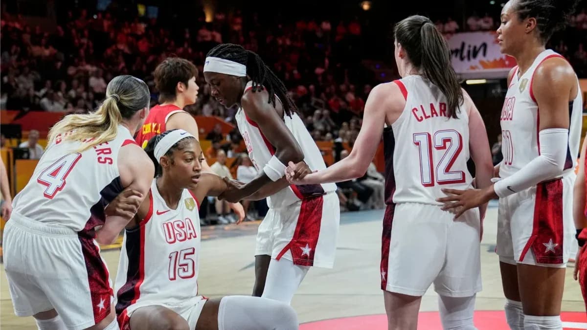 USA women's basketball team supporting a teammate USA women's basketball team supporting a teammate